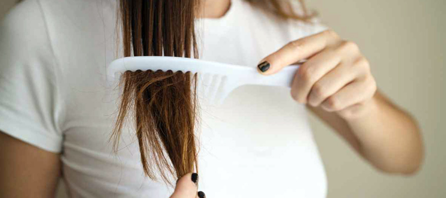 Spazzolare i capelli senza danneggiarli: consigli pratici